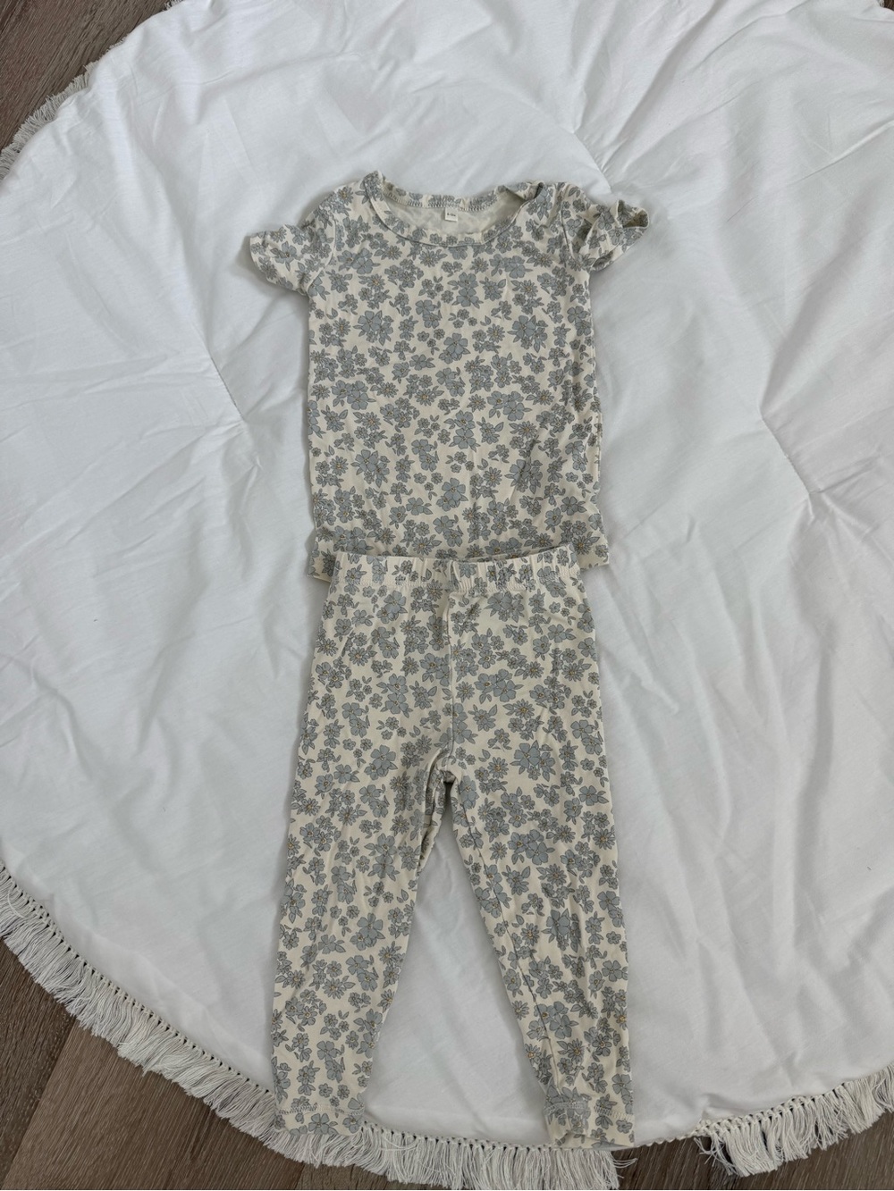 Quincy Mae Floral Two-Piece Pajama Set - Cream & Gray